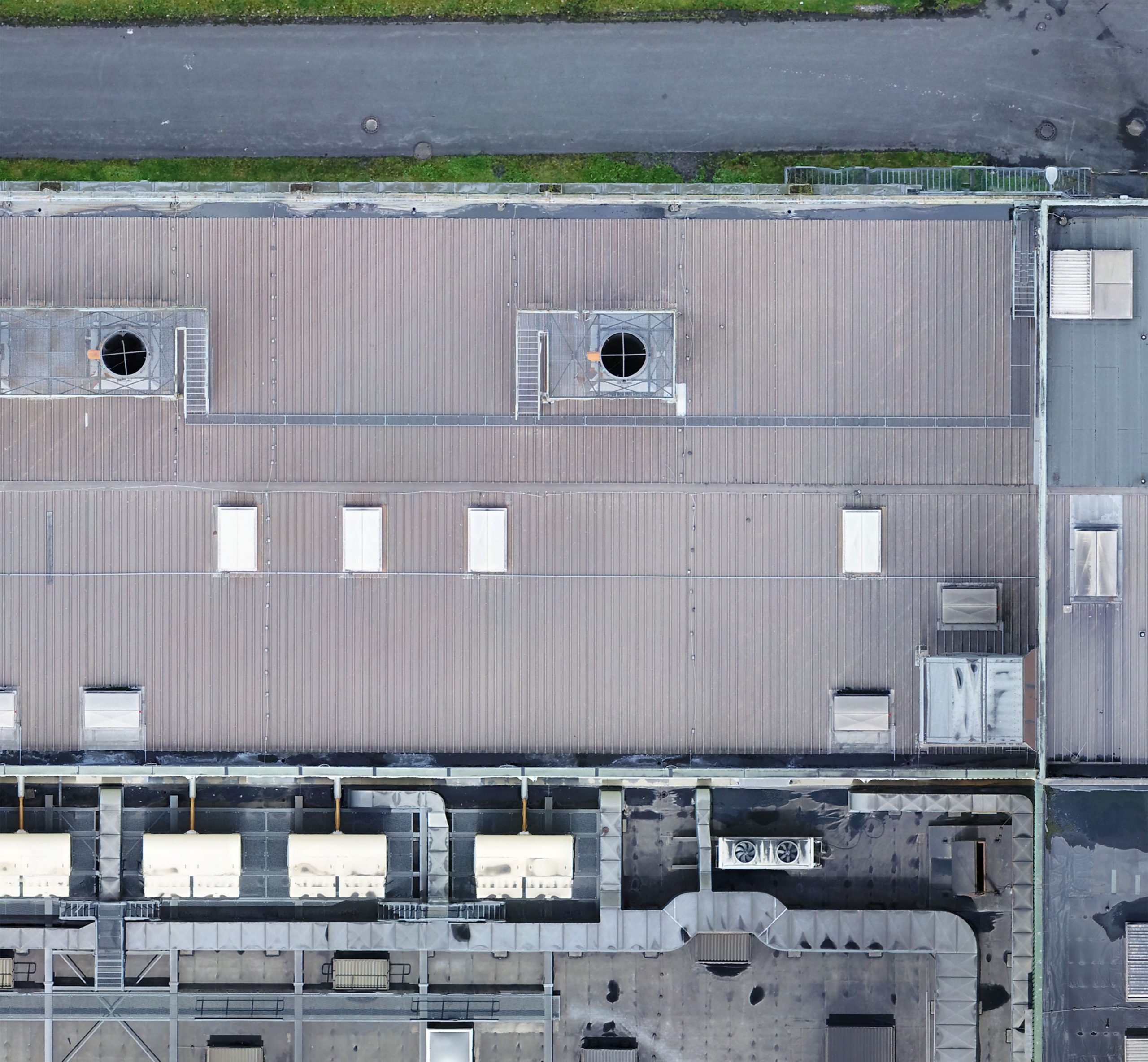 Orthophoto eines Industriehallendachs