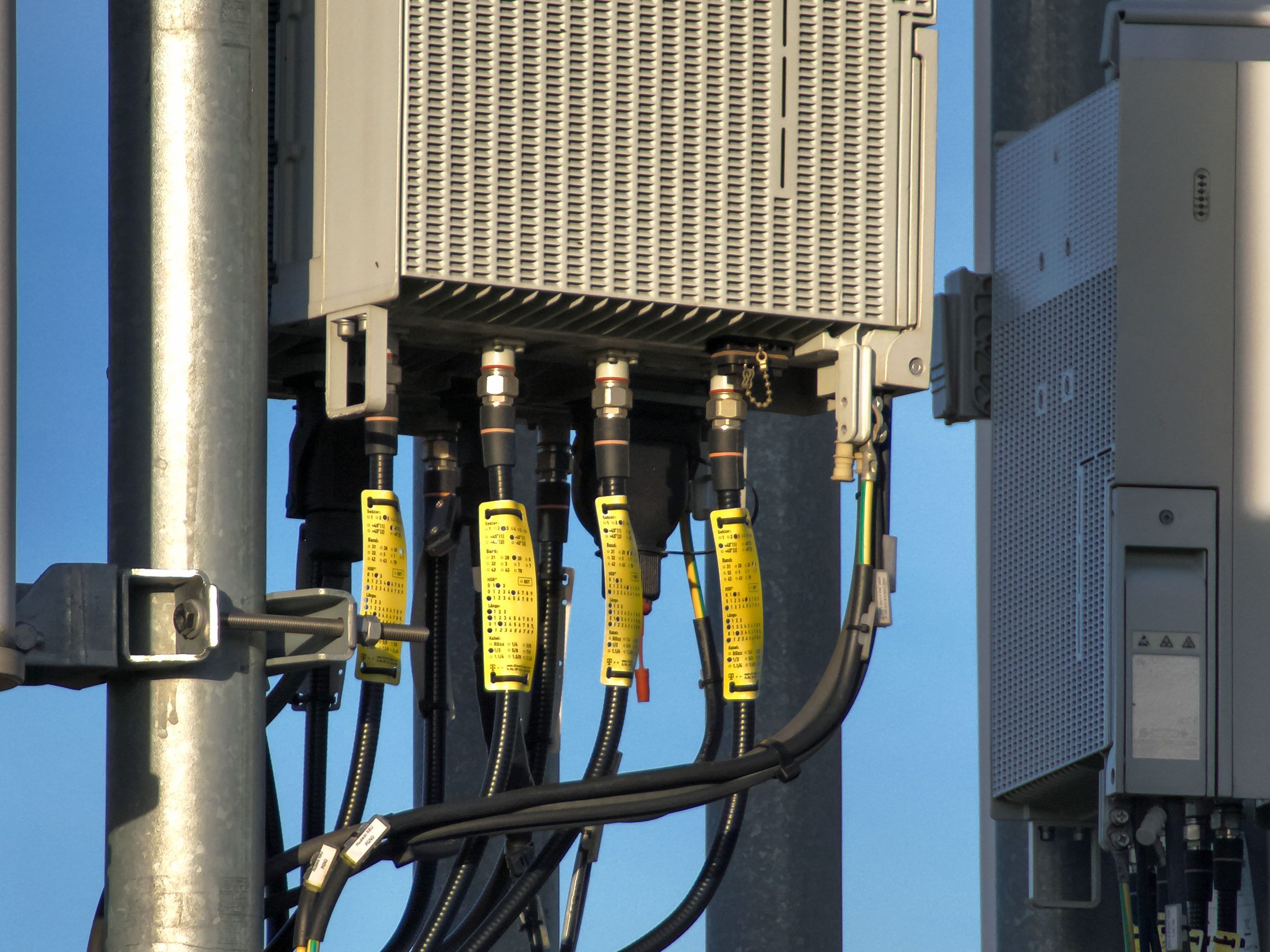Detailaufnahme der Antennentechnik eines Mobilfunkmasten